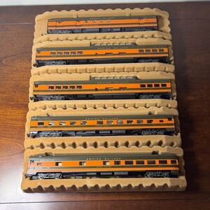 AHM Great Northern 1930’s HO 5 Passenger Car Set Regular Lighting Metal Wheels